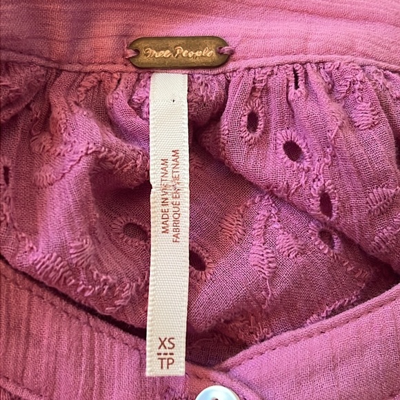 Free People Maddison Eyelet Blouse Button Front Long Sleeve Oversized SZ XS - Picture 7 of 8